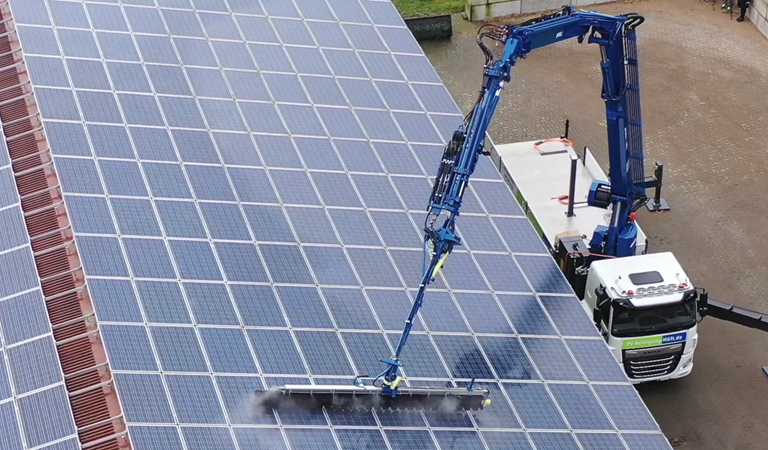 SunBrush Crane nettoyage solaire sur toiture